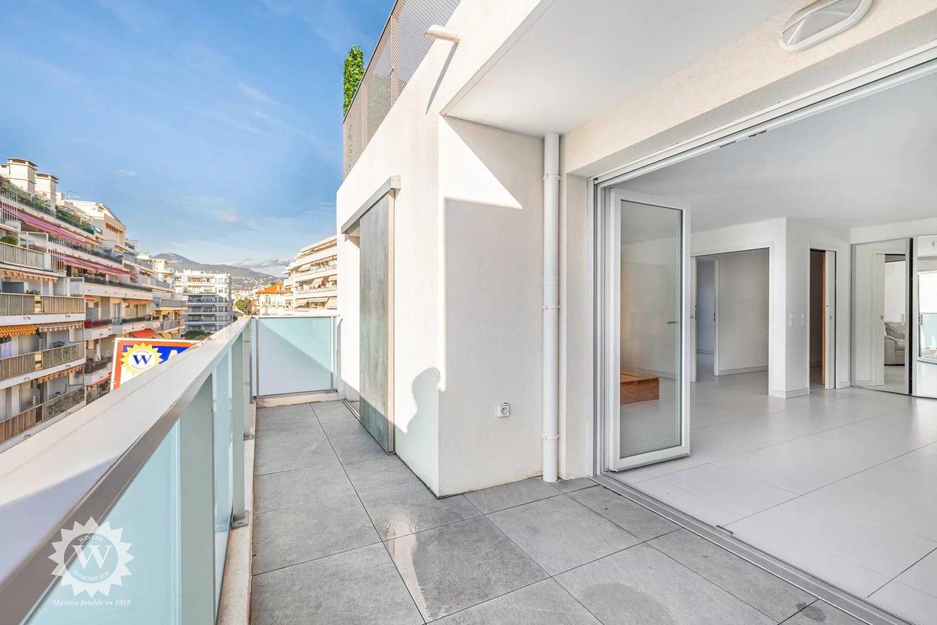 Condominium in Nice, Provence-Alpes-Cote d'Azur 11891070