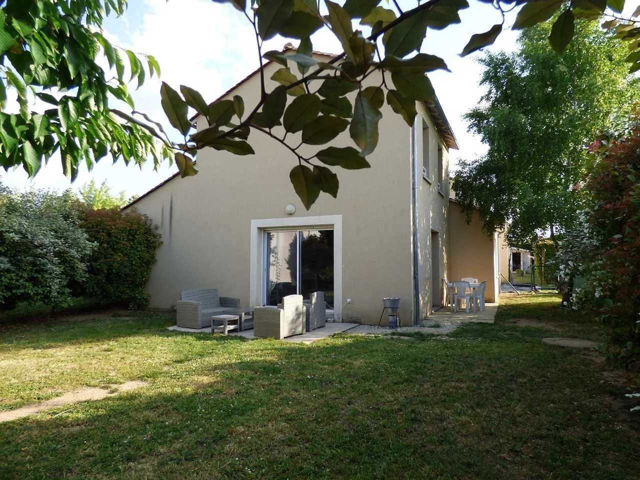 房子 在 Neuville-de-Poitou, Vienne 11891096