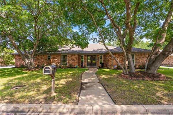 House in Benbrook, Texas 11896989