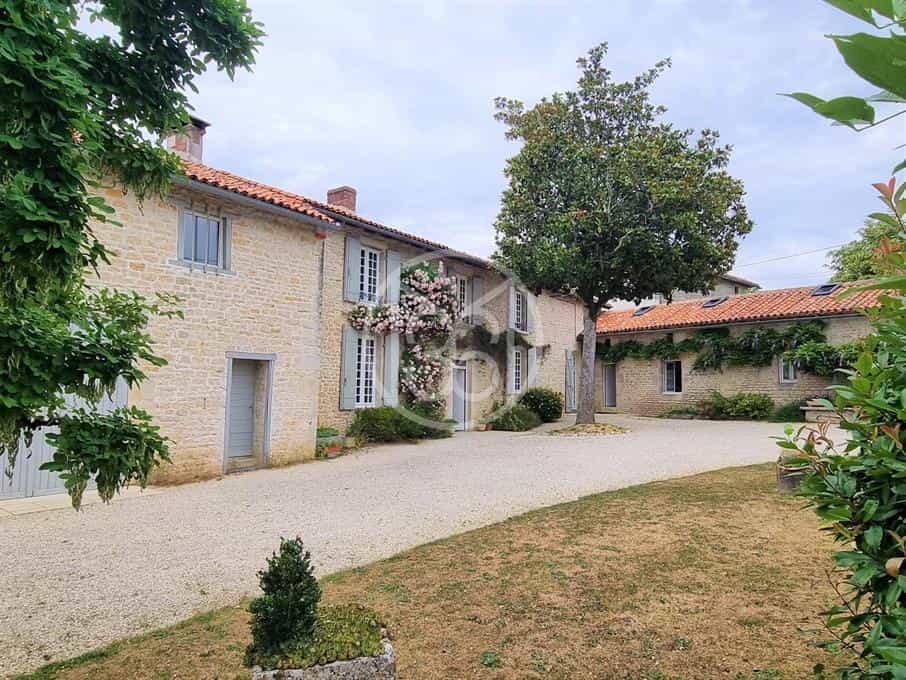 σπίτι σε Lizant, Nouvelle-Aquitaine 11906973