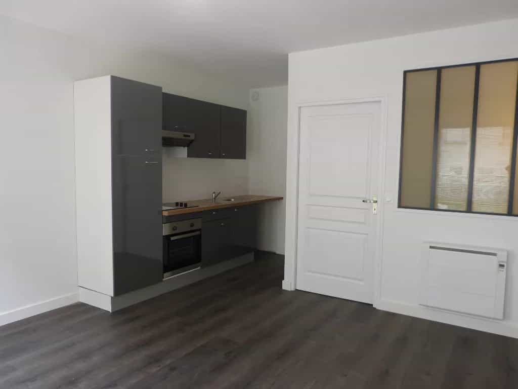 Condominium in Tours, Centre-Val de Loire 11907108