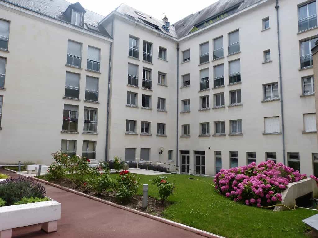 Condominium in Tours, Centre-Val de Loire 11907108