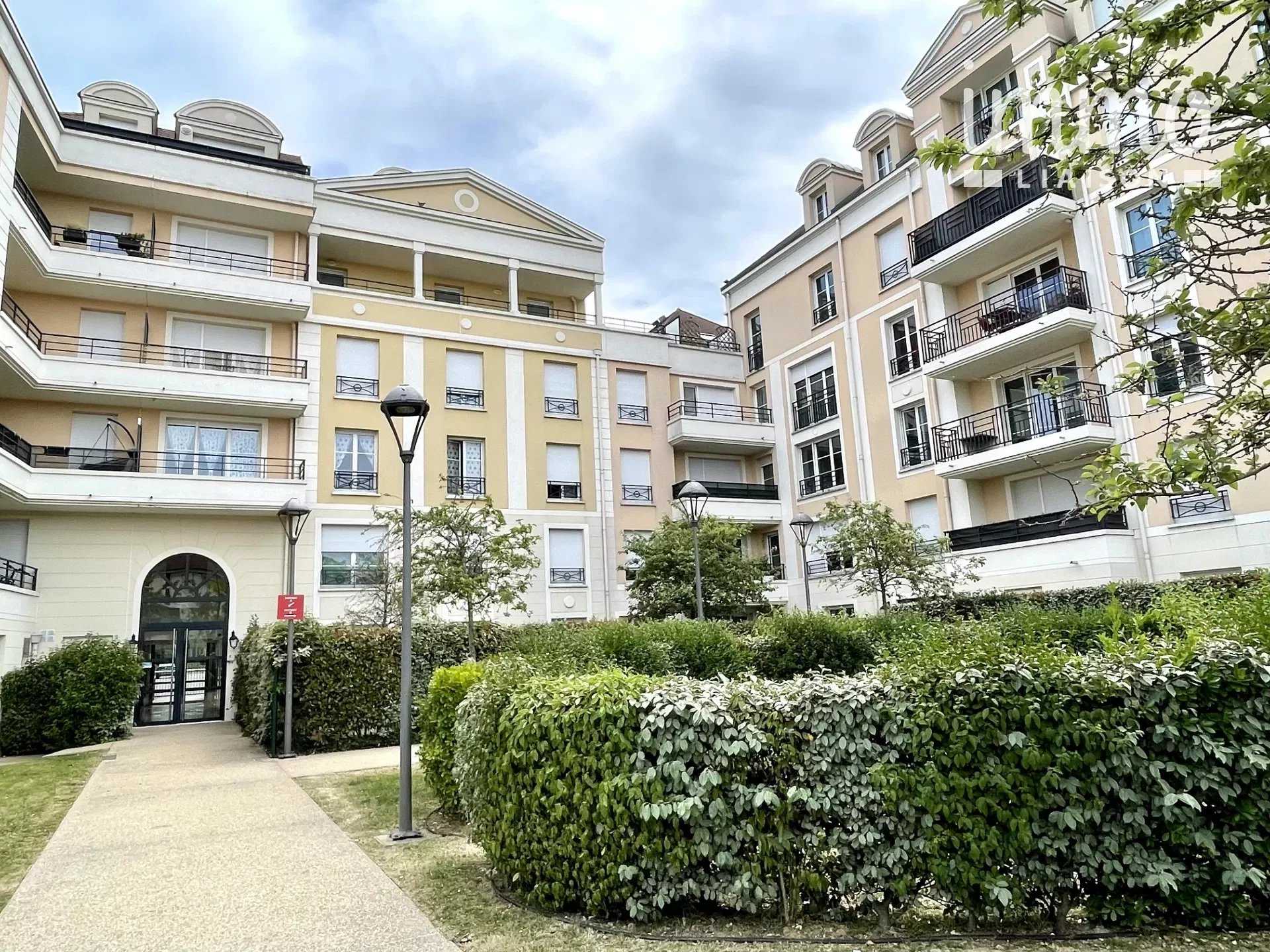 Condominium in Plaisir, Ile-de-France 11907242