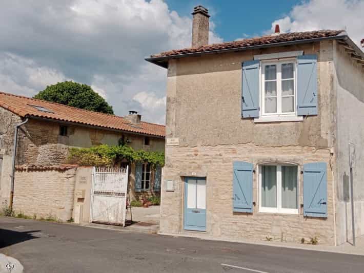 Condominium in Villefagnan, Nouvelle-Aquitaine 11907708