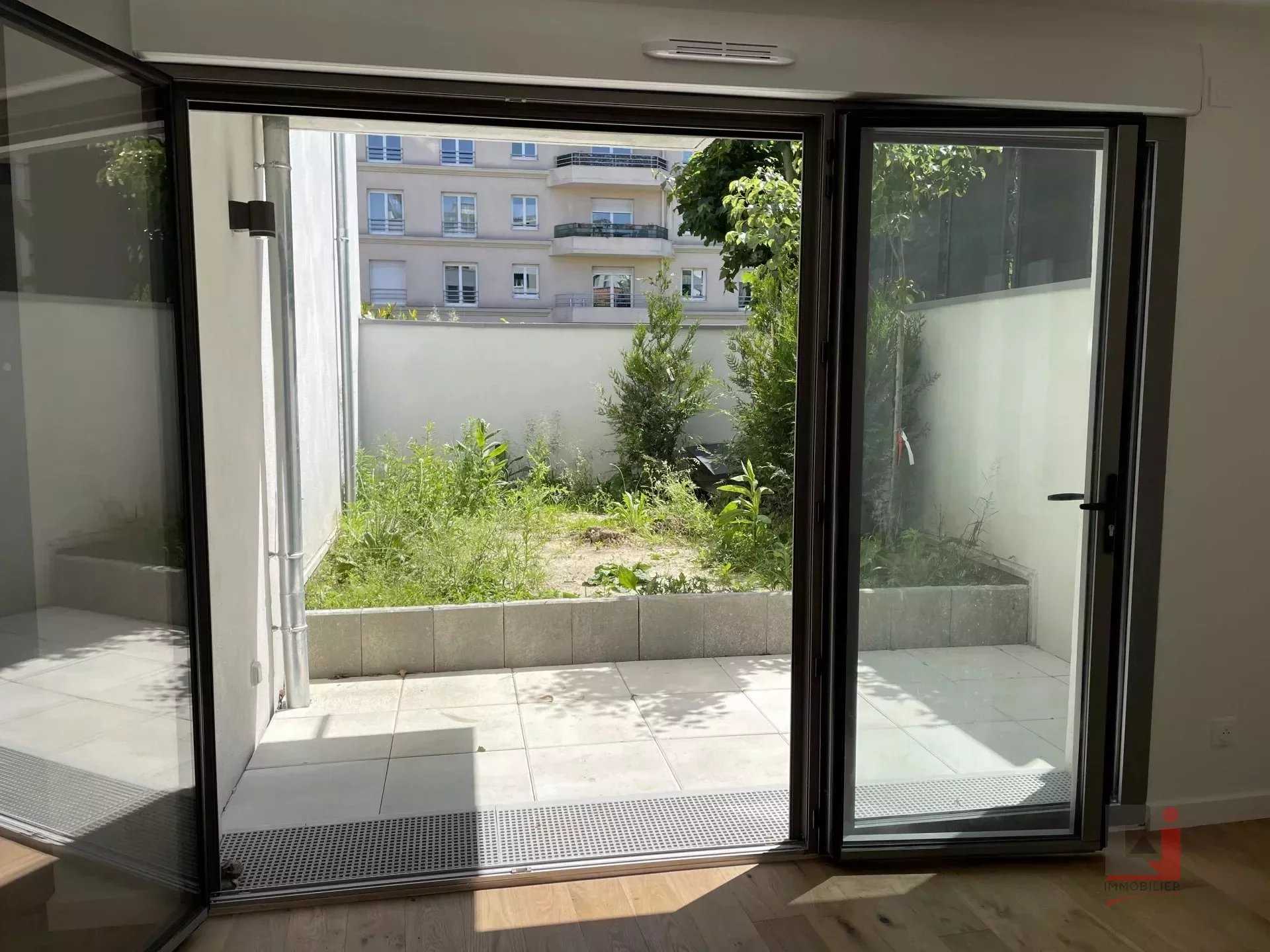 Condominium in Vanves, Hauts-de-Seine 11910197