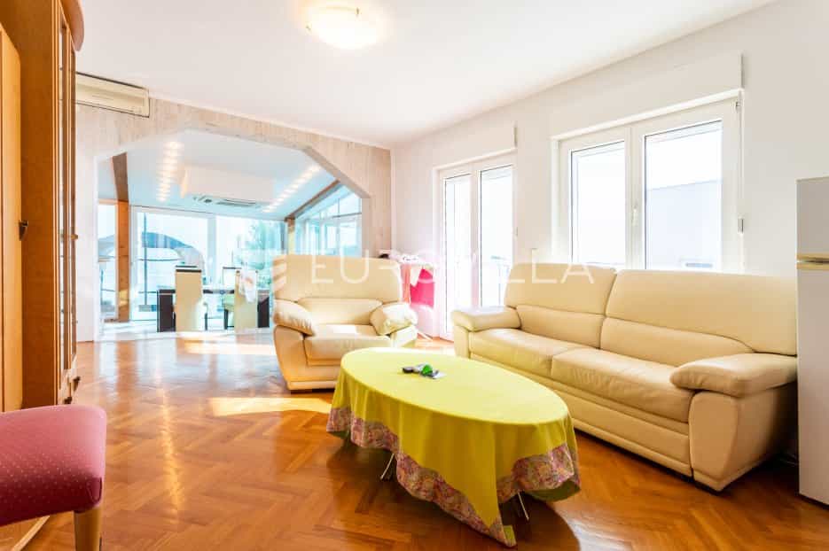 公寓 在 Okrug Gornji, Splitsko-dalmatinska županija 11914245