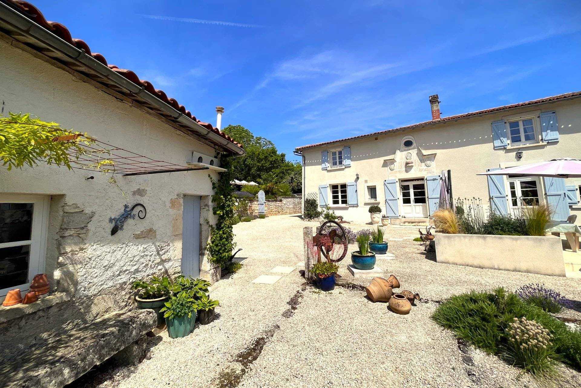 House in Villebois-Lavalette, Nouvelle-Aquitaine 11916992