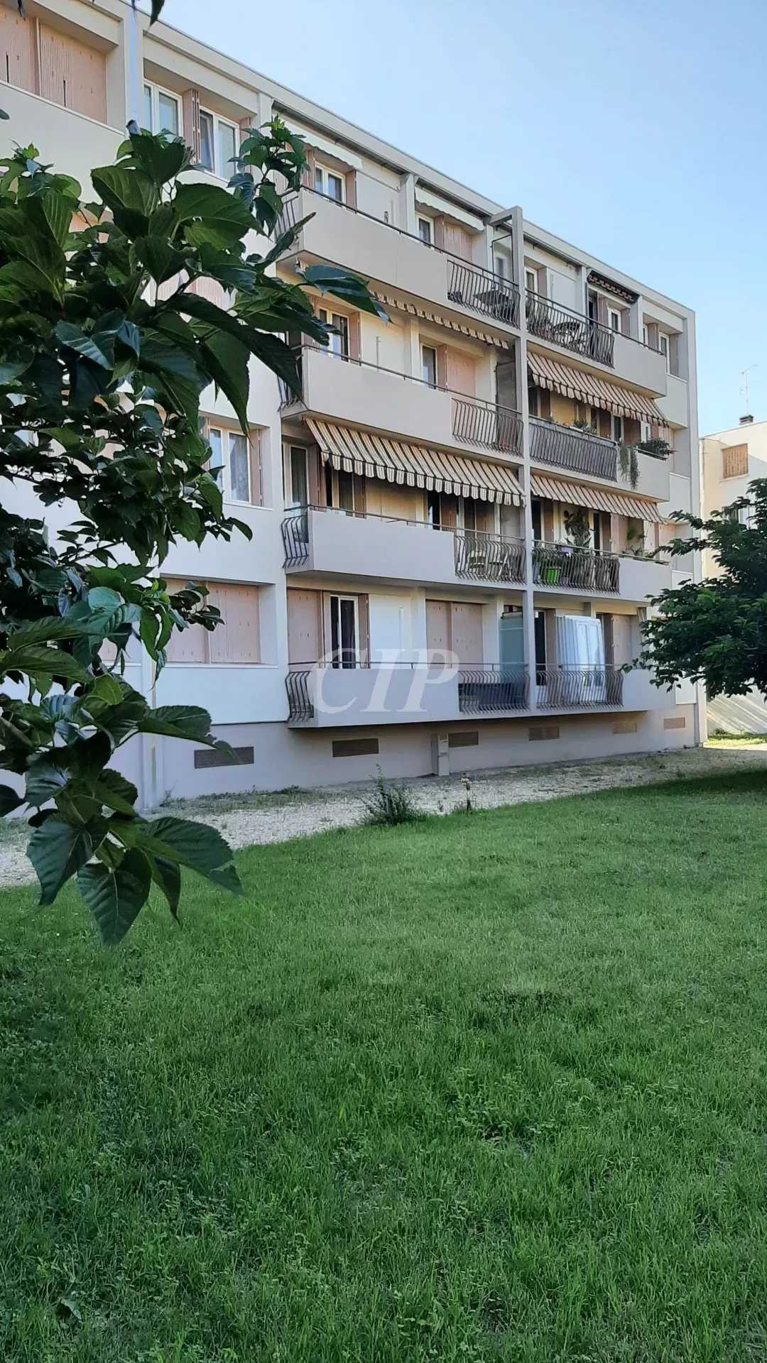 Condominium in Avignon, Provence-Alpes-Cote d'Azur 11918705