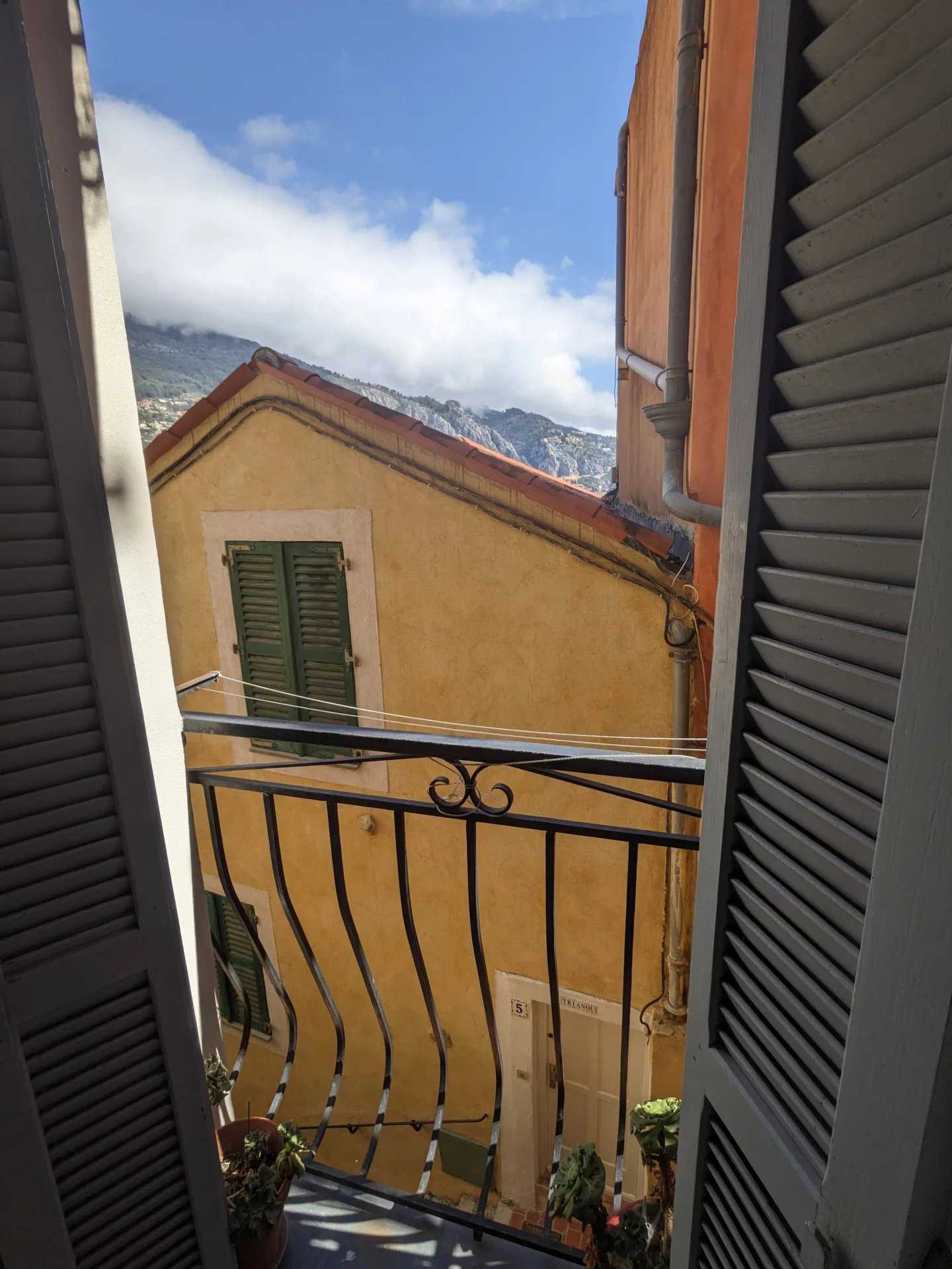 Condominium in Menton, Provence-Alpes-Cote d'Azur 11918725