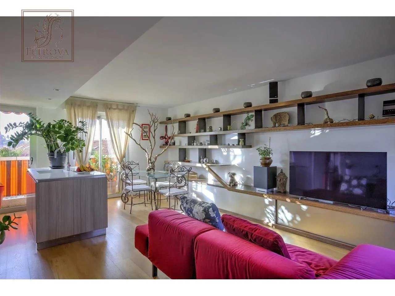 Condominium in Nice, Provence-Alpes-Cote d'Azur 11918733