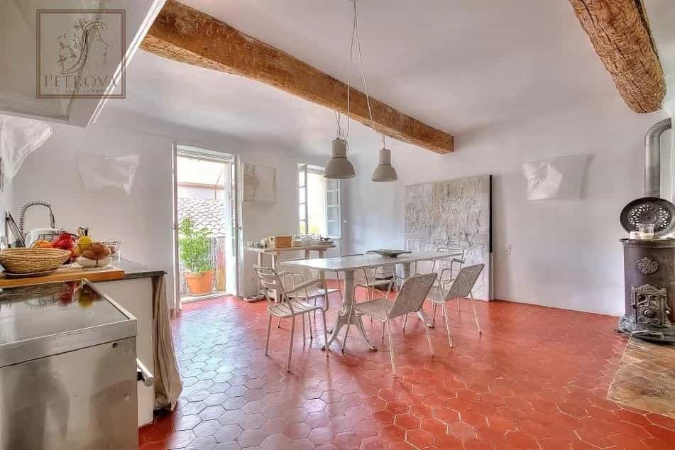 Condominium in Mougins, Provence-Alpes-Côte d'Azur 11918755