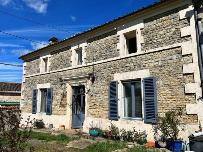 House in Sauze-Vaussais, Nouvelle-Aquitaine 11919692