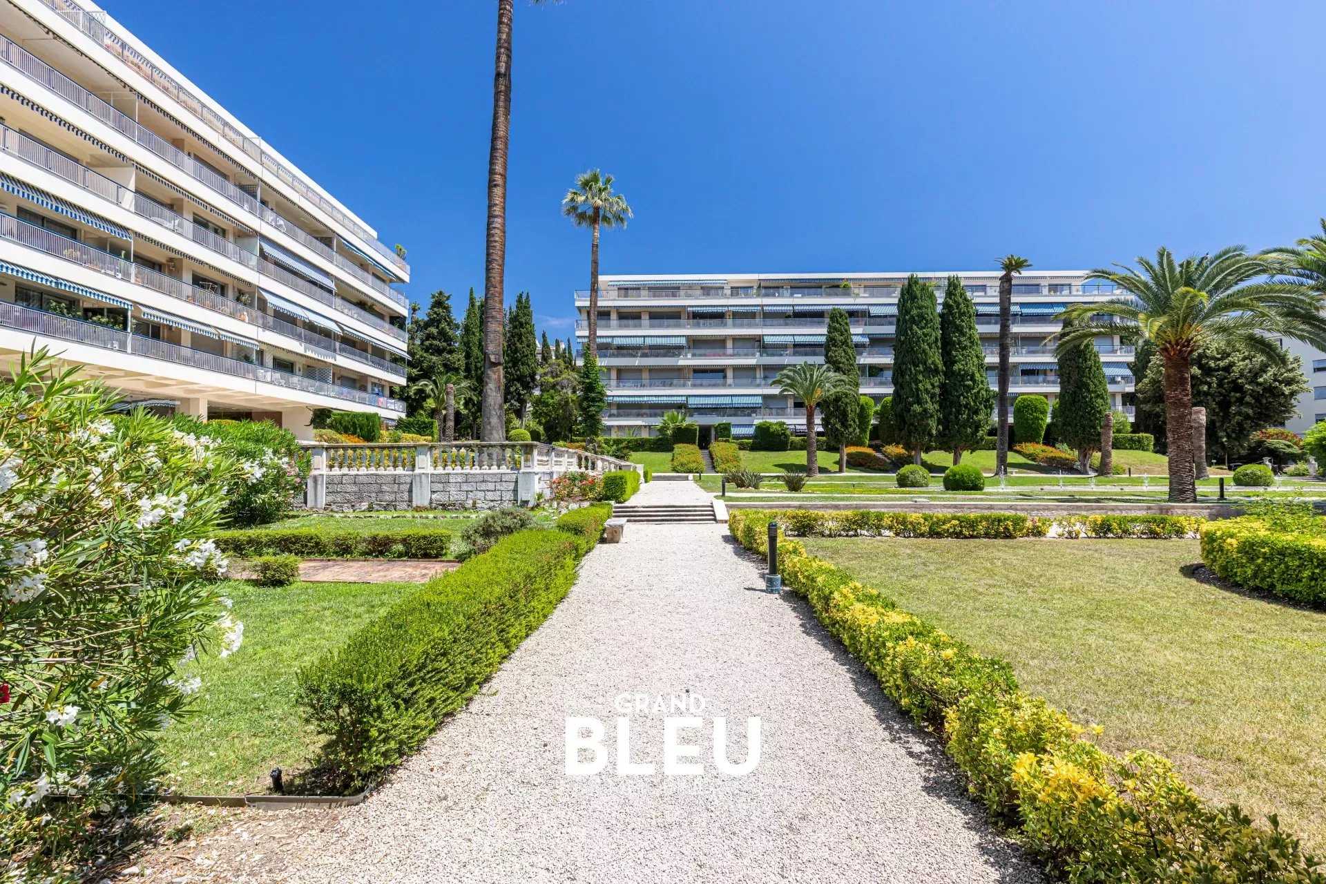 Condominium in Nice, Provence-Alpes-Cote d'Azur 11921200