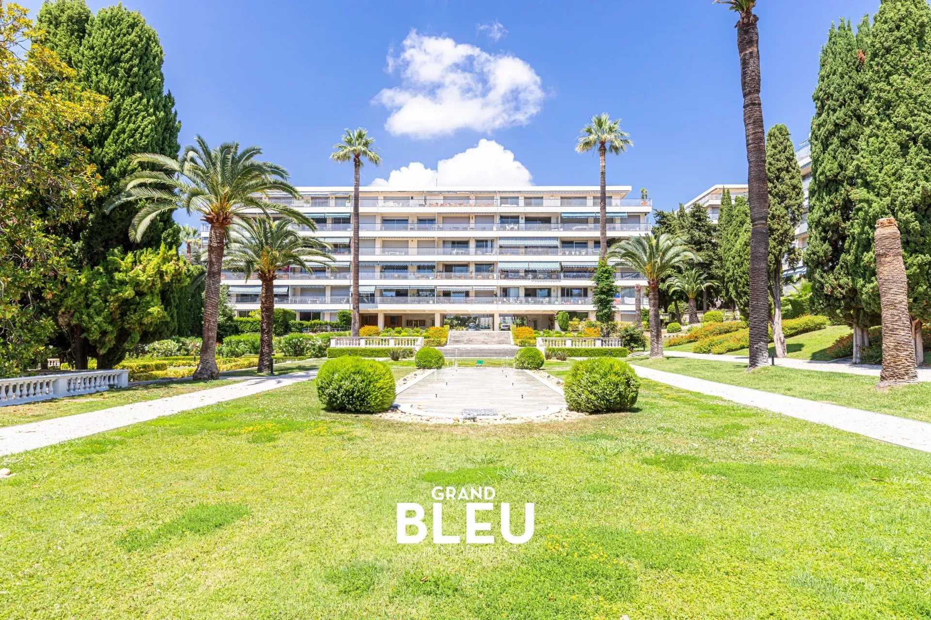 Condominium in Nice, Provence-Alpes-Cote d'Azur 11921200