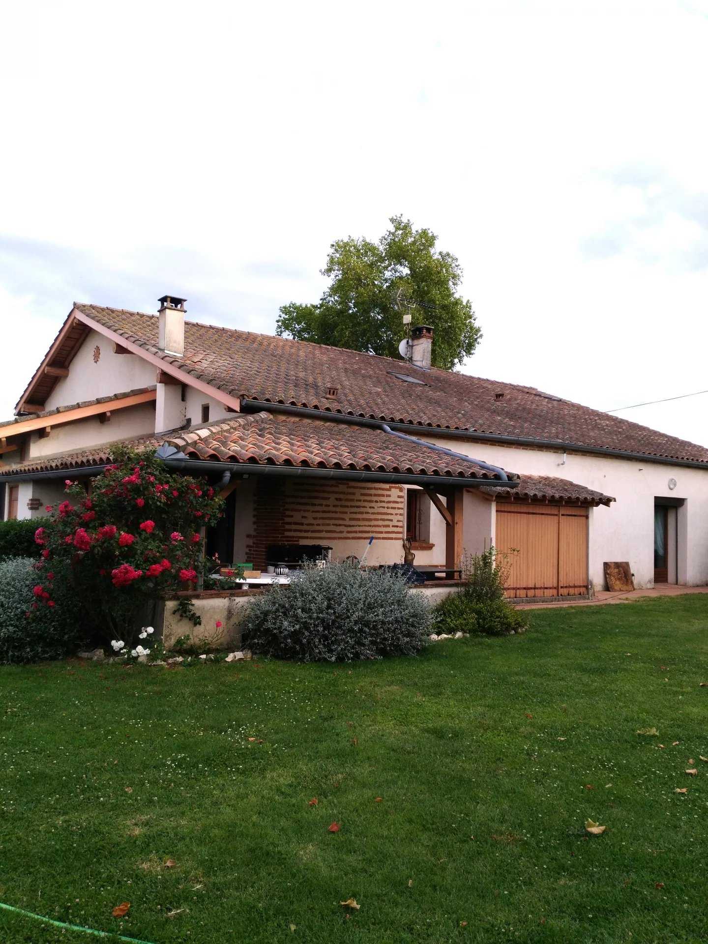 House in Castelsarrasin, Occitanie 11921395