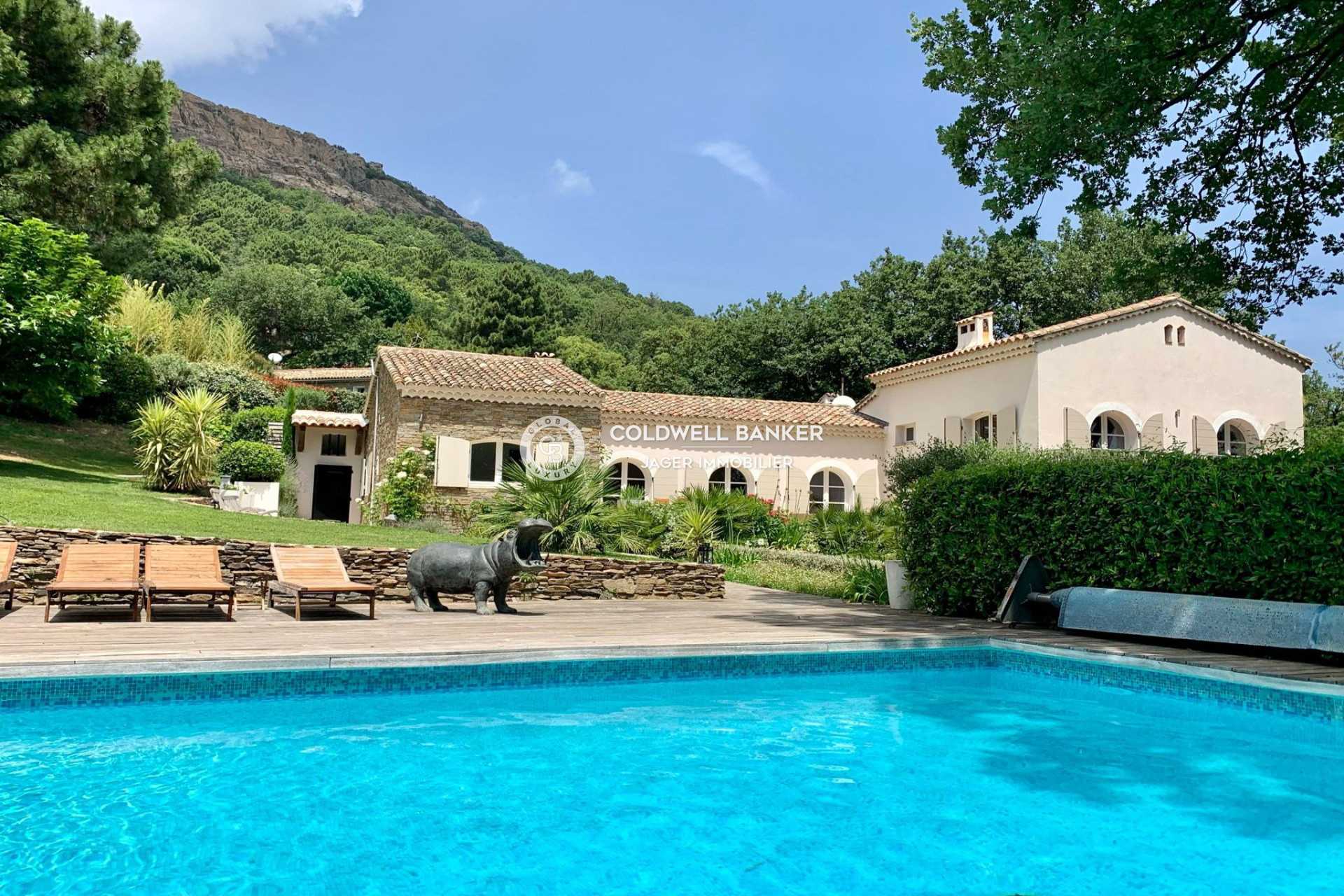 Huis in La Garde-Freinet, Provence-Alpes-Côte d'Azur 11921737