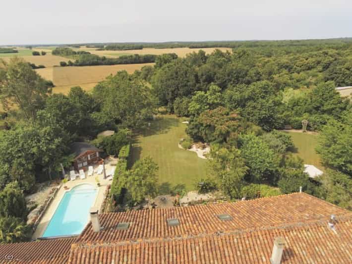 House in Mansle, Nouvelle-Aquitaine 11922077