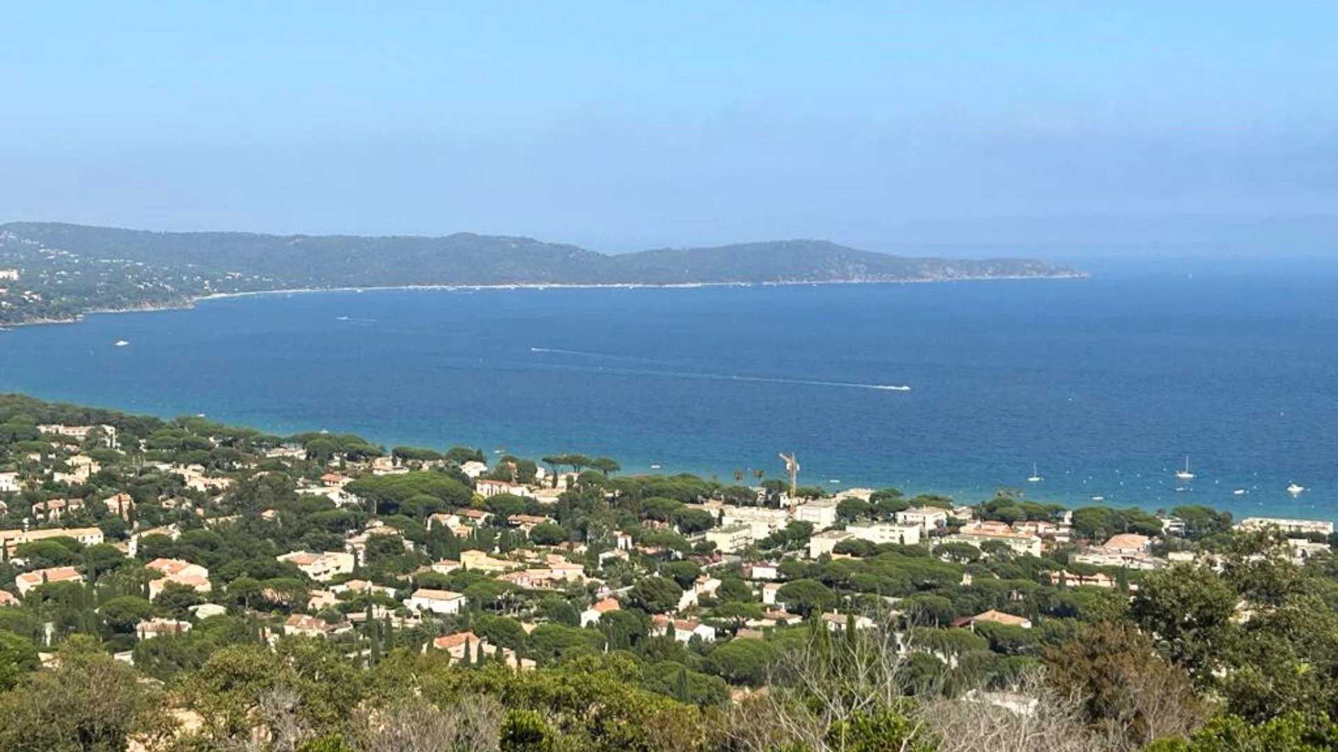 公寓 在 Cavalaire-sur-Mer, Provence-Alpes-Cote d'Azur 11922173