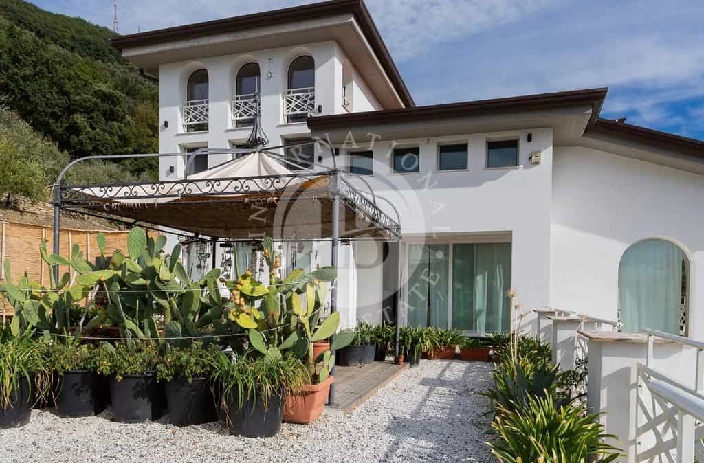 rumah dalam Marina di Carrara, Tuscany 11923513