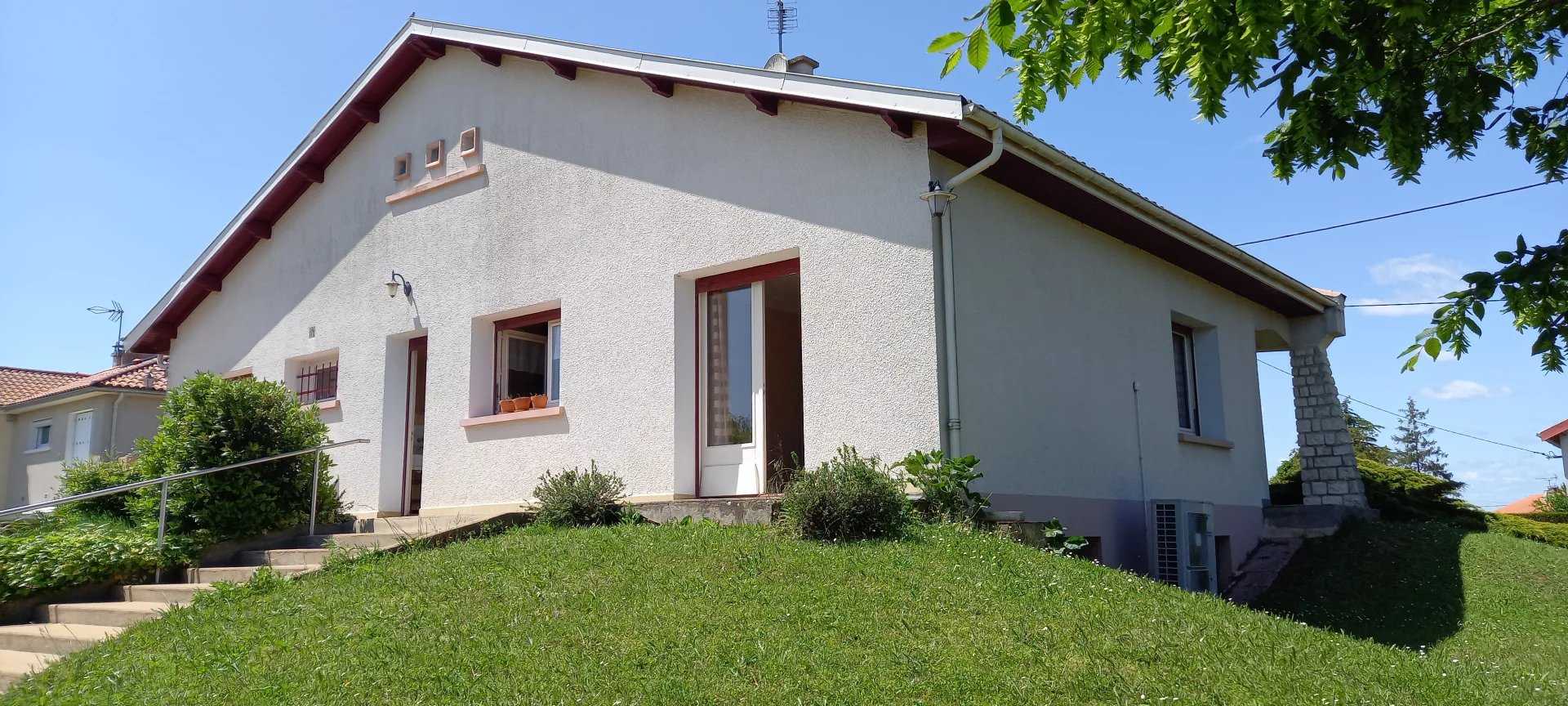 House in Neuville-de-Poitou, Nouvelle-Aquitaine 11923518