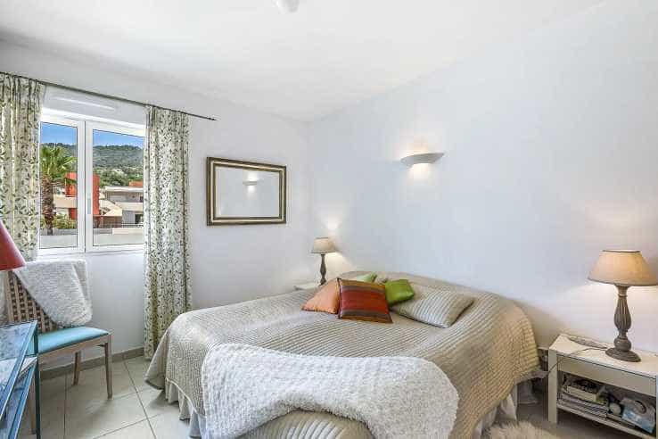 Condominium in Mandelieu-La Napoule, Provence-Alpes-Côte d'Azur 11927962
