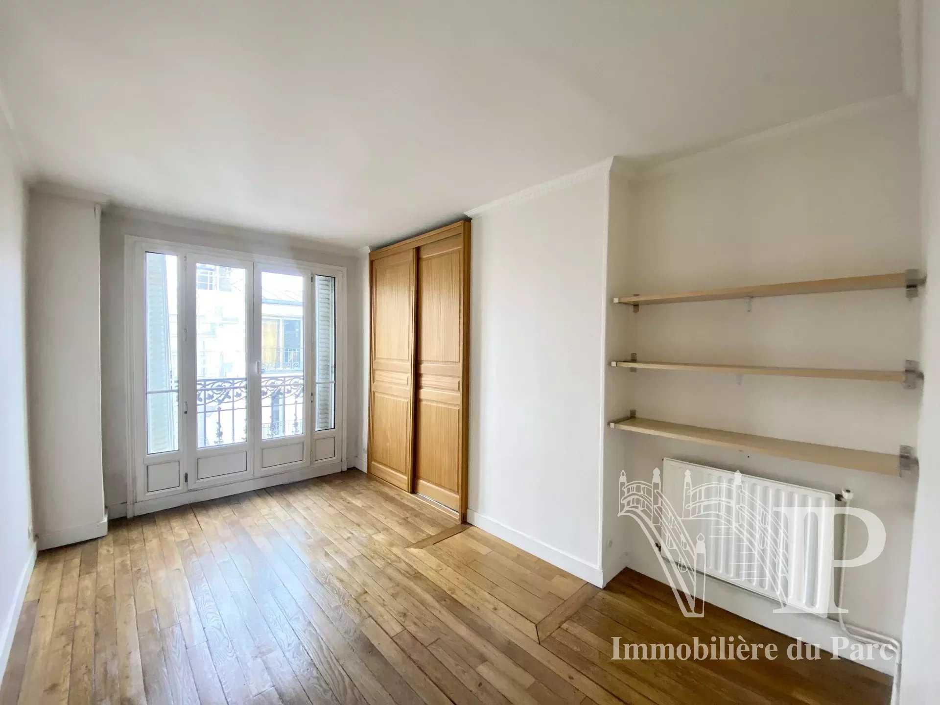 Condominium in Vanves, Ile-de-France 11930332