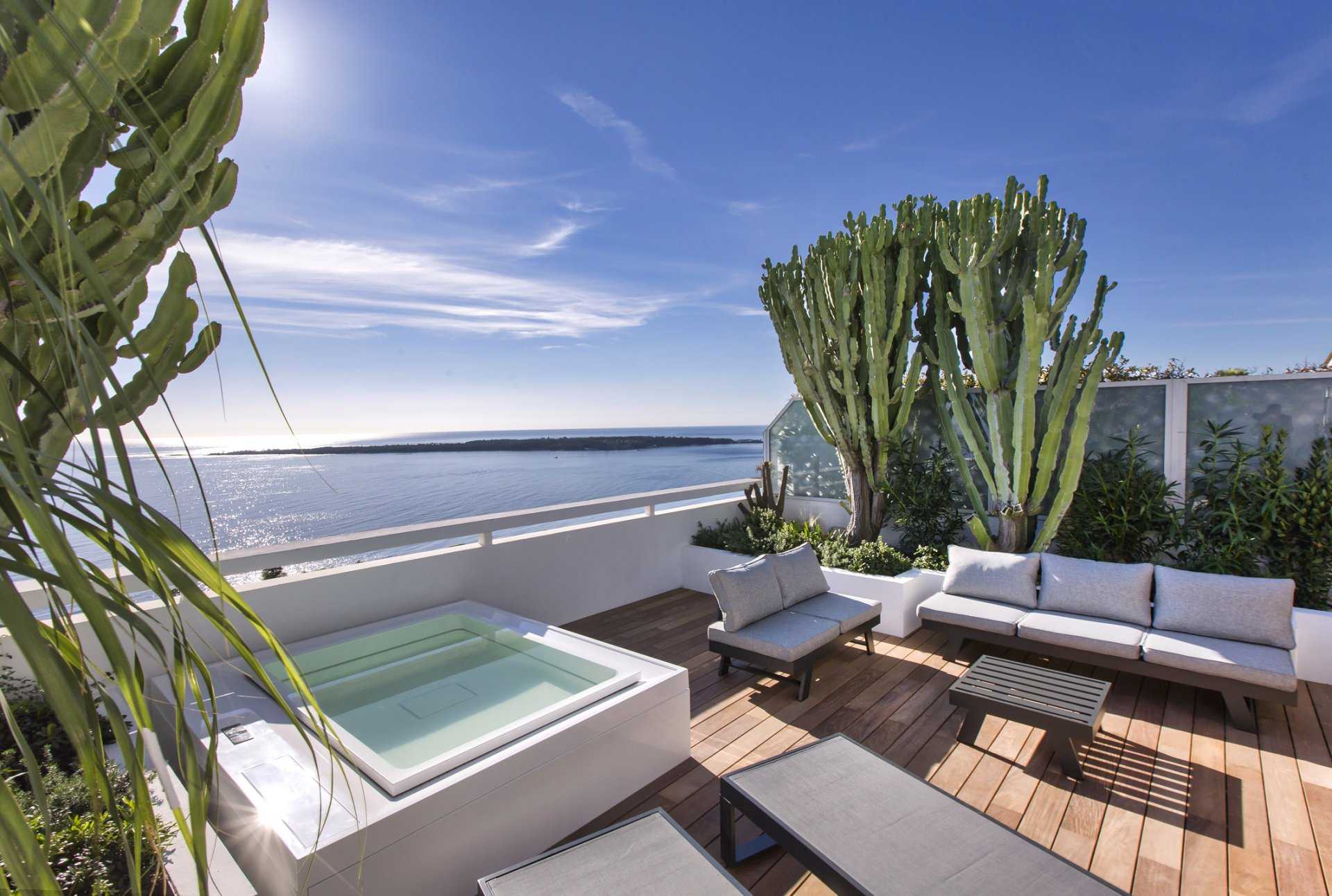 Condominium in Cannes, Provence-Alpes-Cote d'Azur 11930386