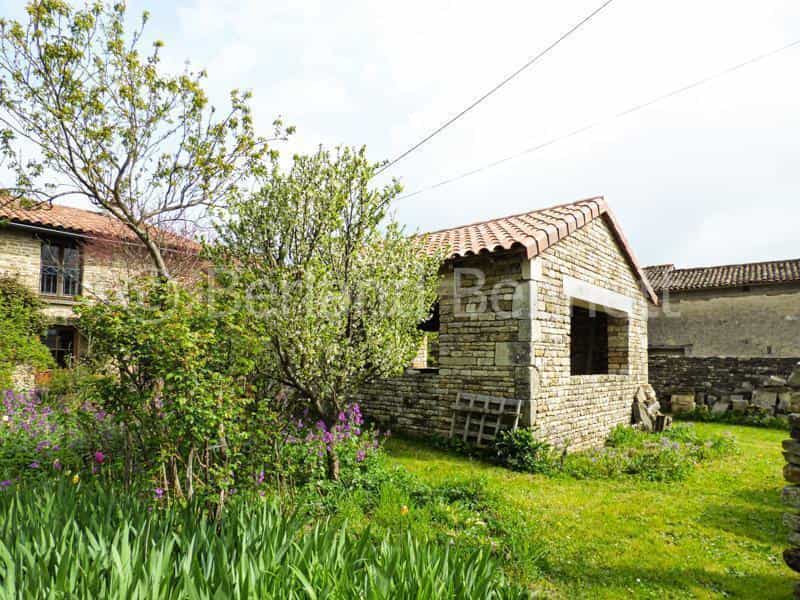 σπίτι σε Sauzé-Vaussais, Nouvelle-Aquitaine 11930455