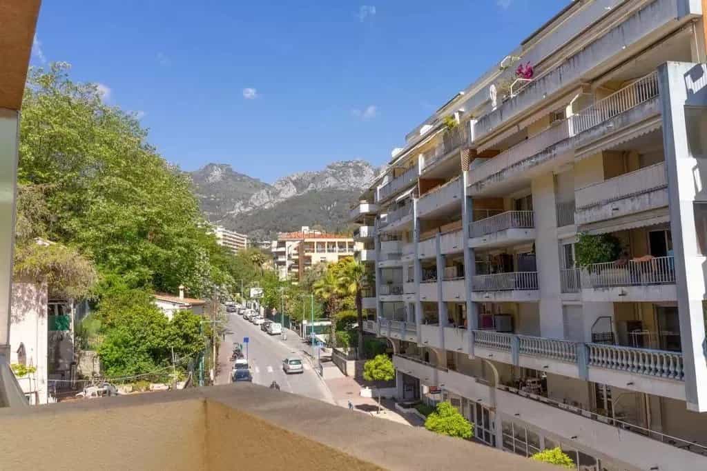 Condominium in Saint-Zacharie, Provence-Alpes-Cote d'Azur 11931193