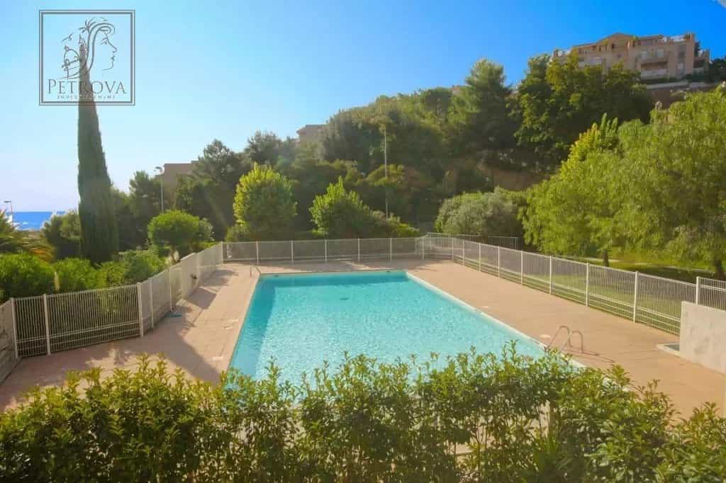 Condominium in Saint-Isidore, Provence-Alpes-Cote d'Azur 11933402