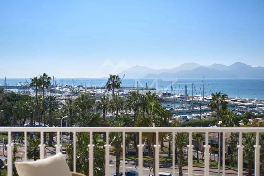 Condominium in Cannes, Provence-Alpes-Cote d'Azur 11934407