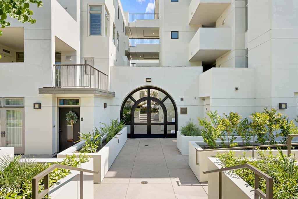 Condominium in Pasadena, California 11935422
