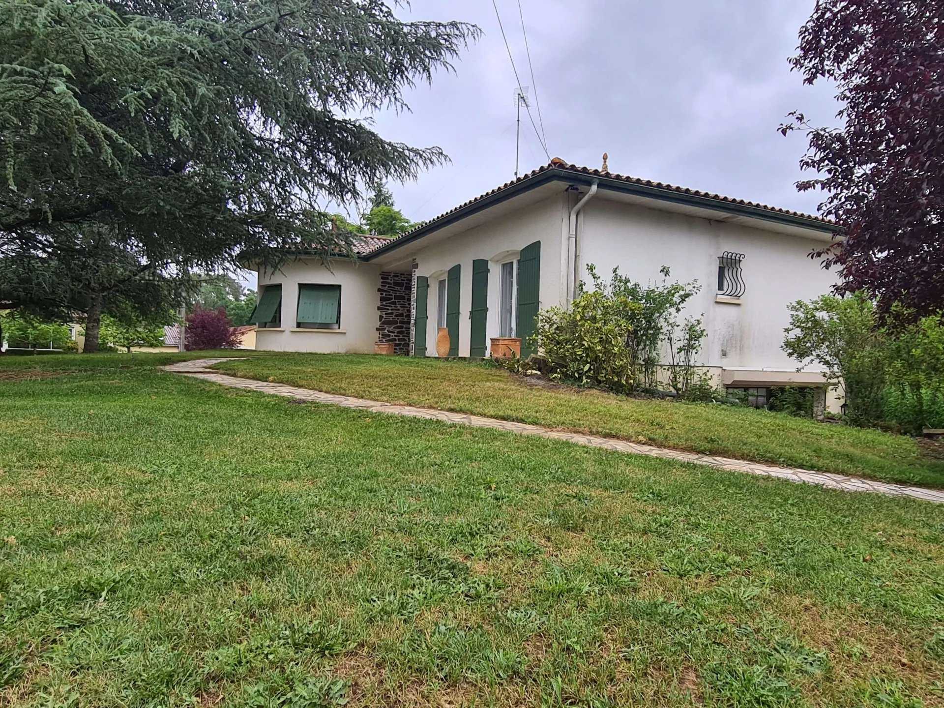Residential in Chamouillac, Charente-Maritime 11936017
