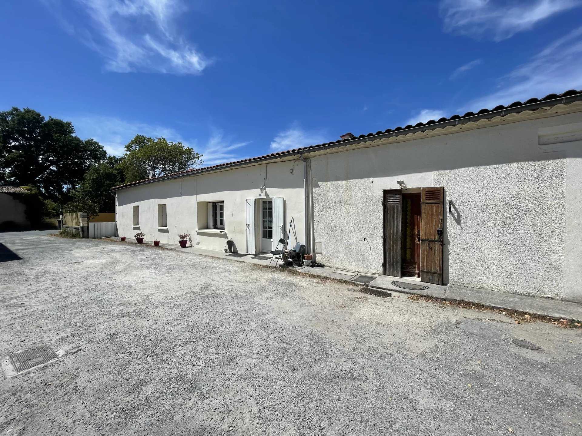 Huis in Bussac-Foret, Nouvelle-Aquitanië 11936019