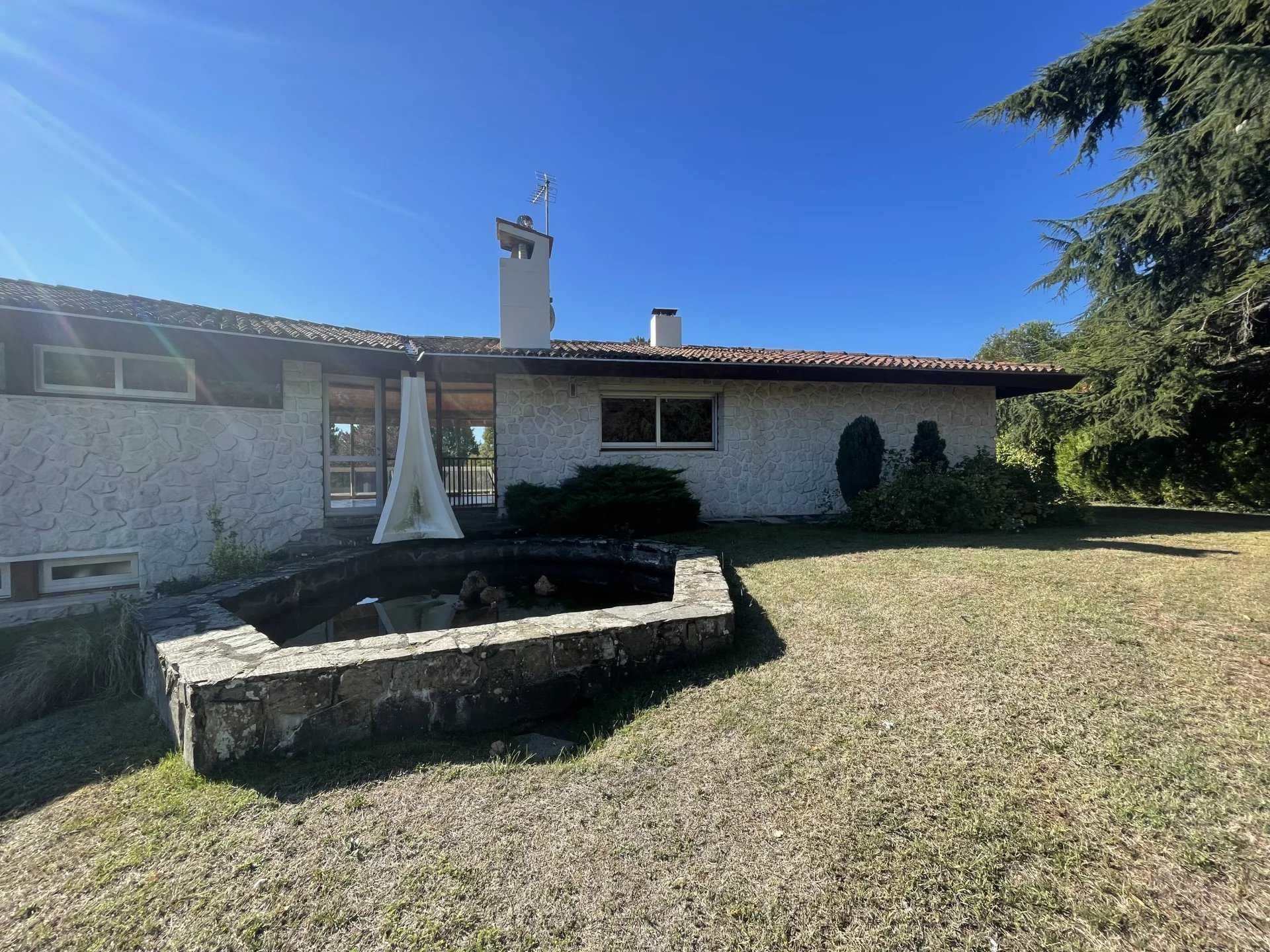 House in Saint-Fort-sur-Gironde, Charente-Maritime 11936030