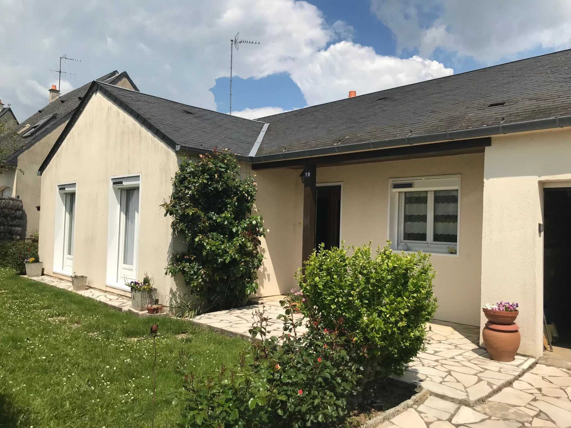 House in Saint-Cyr-sur-Loire, Centre-Val de Loire 11936428
