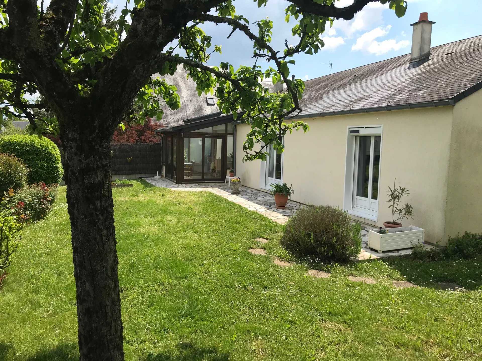 House in Saint-Cyr-sur-Loire, Centre-Val de Loire 11936428