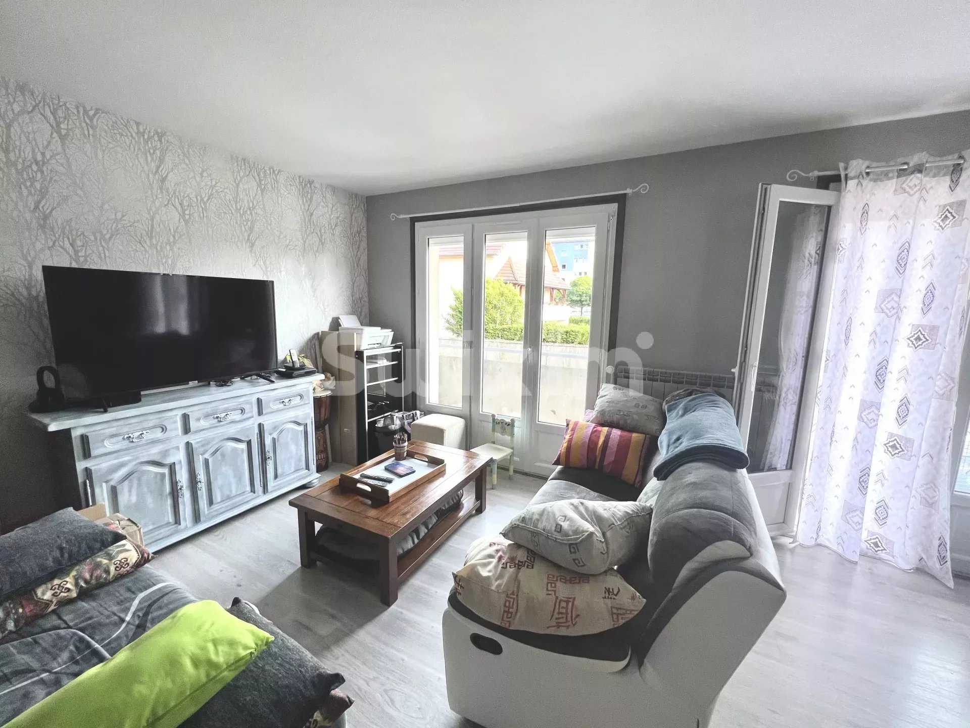 Condominium in Lons-le-Saunier, Bourgogne-Franche-Comte 11937263