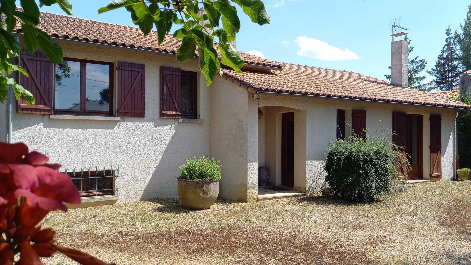 House in Neuville-de-Poitou, Nouvelle-Aquitaine 11937293