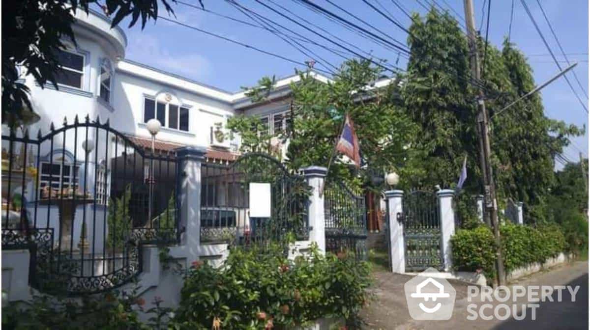 Hus i Ban Khlong Samrong, Samut Prakan 11940294