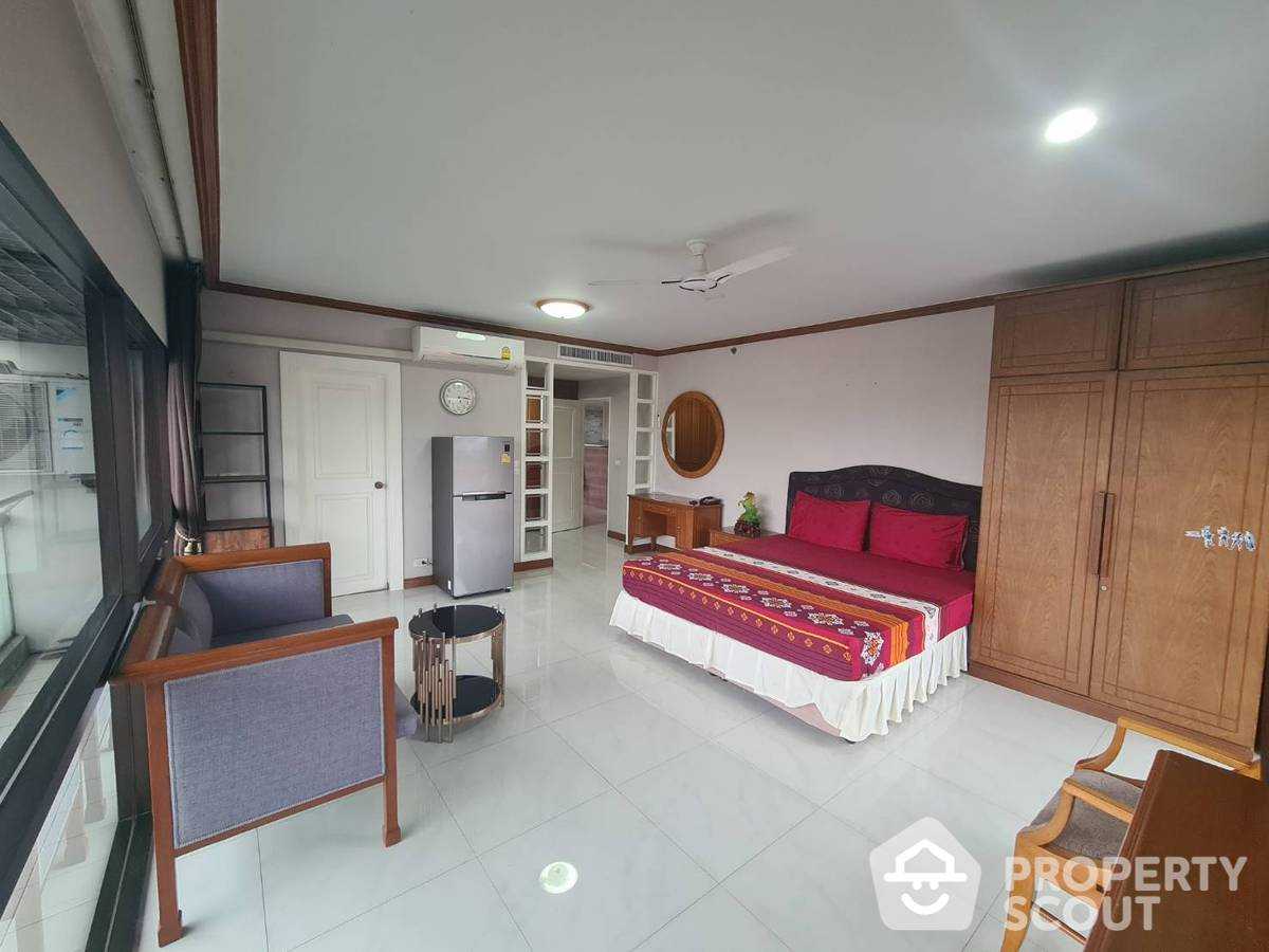 Condominium in Ban Bang Krabueang, Samut Prakan 11940431