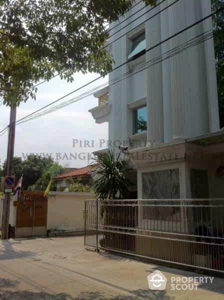 Condominium in Ban Wiset Suk, Krung Thep Maha Nakhon 11948626