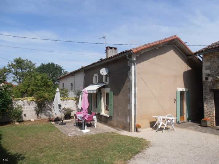 House in Chaunay, Nouvelle-Aquitaine 11953967