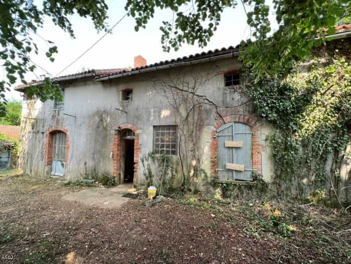 House in Nanteuil-en-Vallee, Nouvelle-Aquitaine 11953993