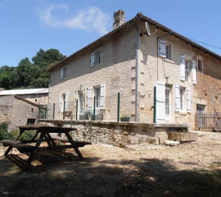жилой дом в Verteuil-sur-Charente, Nouvelle-Aquitaine 11954365