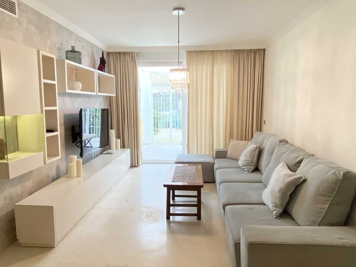 Condominium in Benahavis, Andalusia 11954652