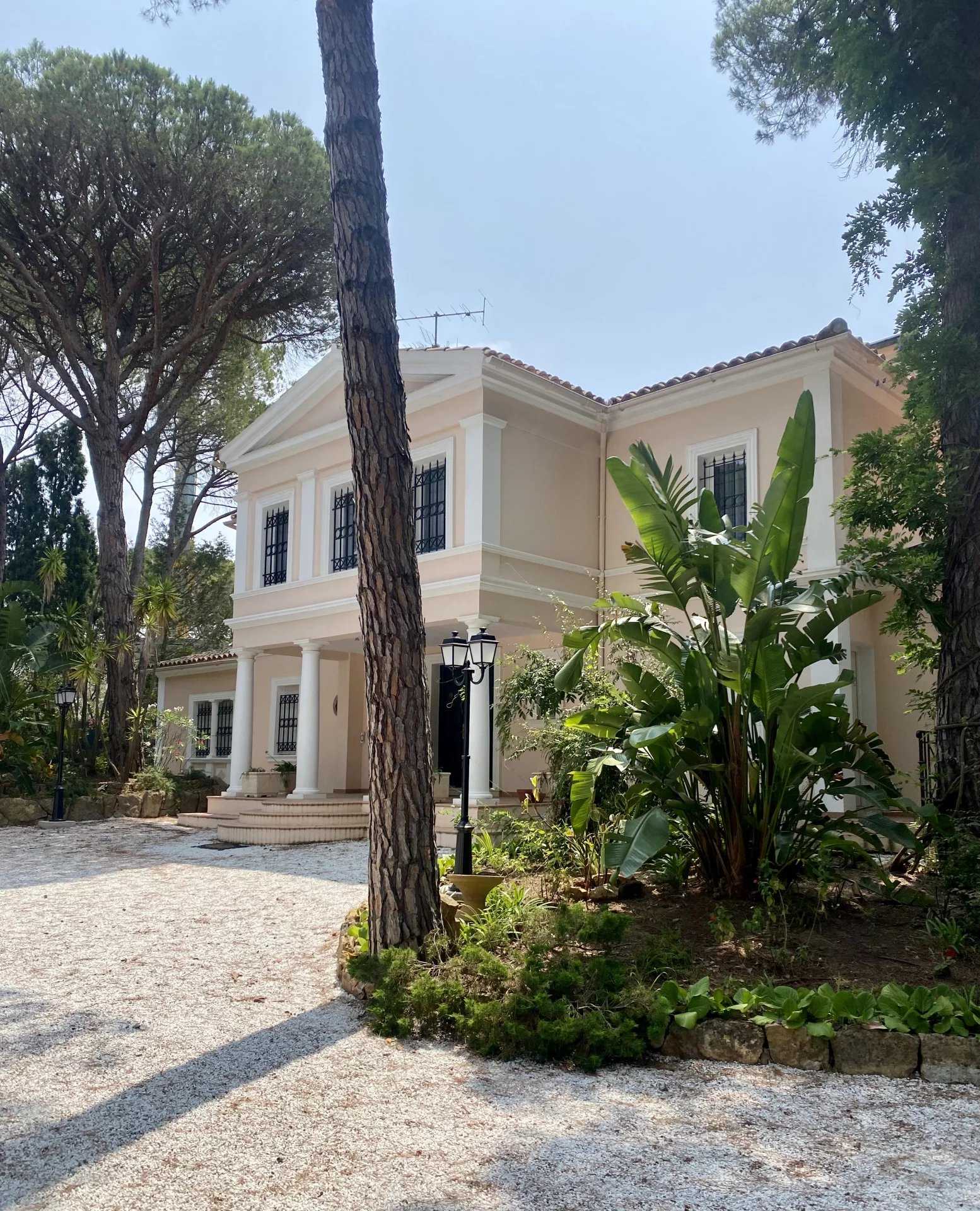بيت في Saint-Raphaël, Provence-Alpes-Côte d'Azur 11955240