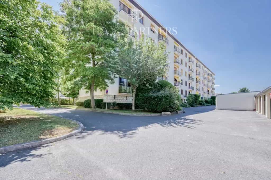 Condominium in Rueil-Malmaison, Hauts-de-Seine 11956803