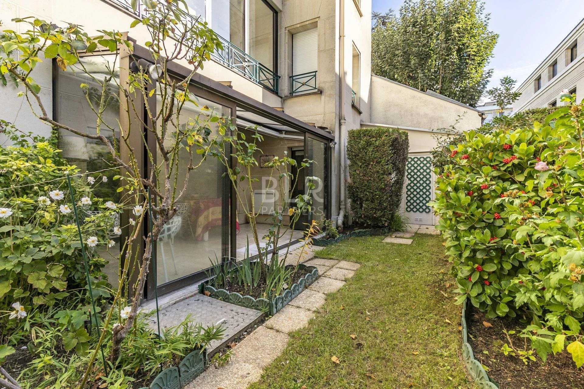 Condominium in Neuilly-sur-Seine, Ile-de-France 11956820