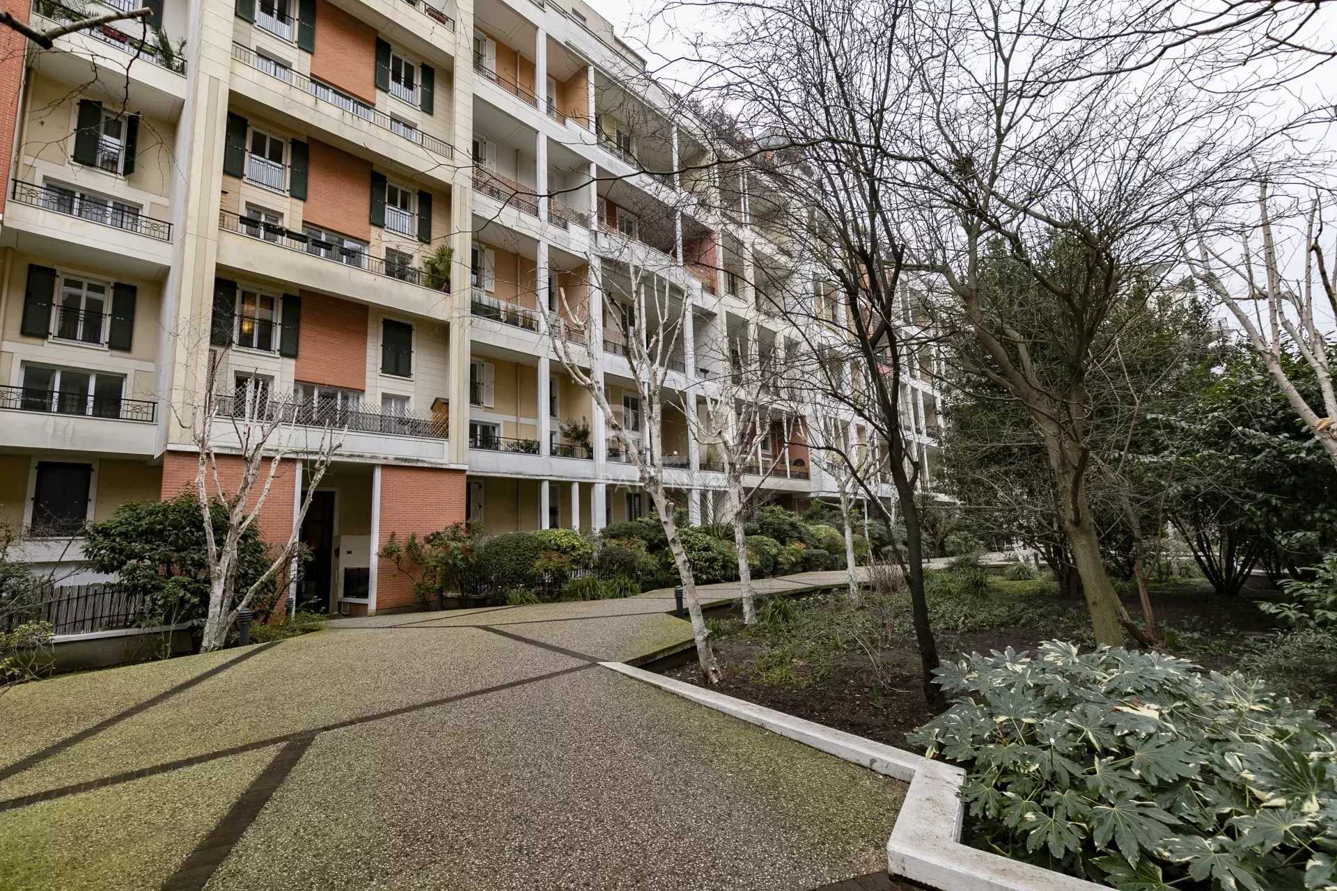 Condominium in Courbevoie, Hauts-de-Seine 11956821